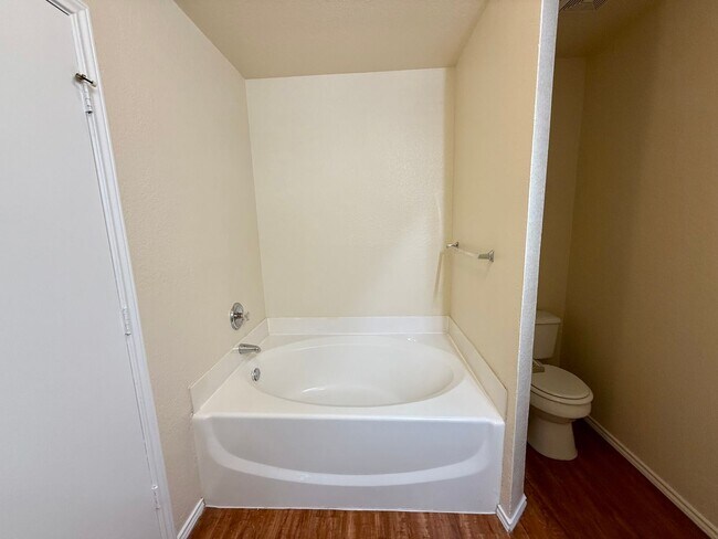 Building Photo - Beautiful 3 bedroom, 2 bathroom home in th...