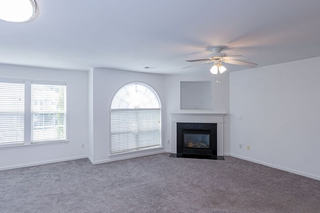 Building Photo - Cozy Greensboro 2 Bedroom 2 Bathroom Condo