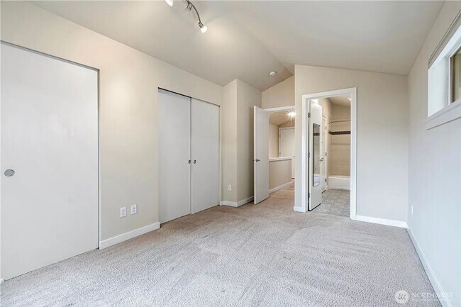 Building Photo - Urban Townhome in Lake City – 3B/2B, Garag...