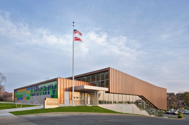 Building Photo - Beautiful Benning 3 Bedroom Renovated Bungalow Home with Yard, Parking, W/D.