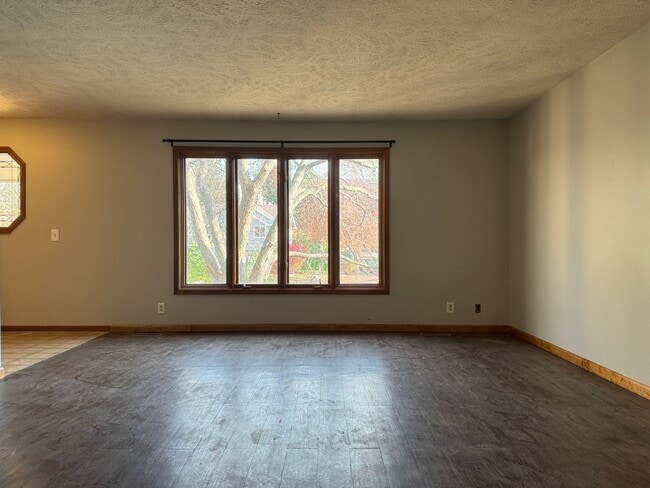 Building Photo - Spacious Harvey Oaks 4-bedroom home with classic charm and modern updates