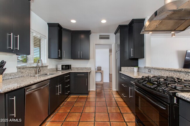 Building Photo - 5110 E Verde Ln