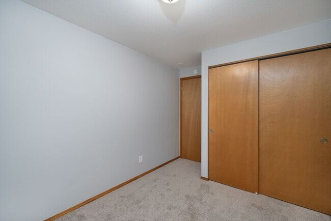 Building Photo - 3 bedroom townhouse with Garage!! Wont last! Call Now!!