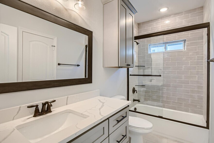 Building Photo - Stylish & Modern Home for Rent in the Heart of Dallas!