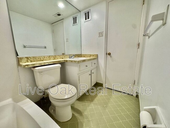 Building Photo - 1309 Cypress Ave