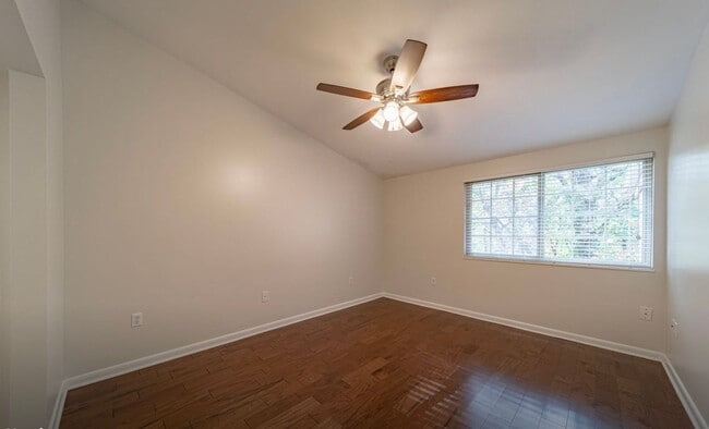 Building Photo - Knoxville 37920 - 3 bedroom, 3 bath home i...