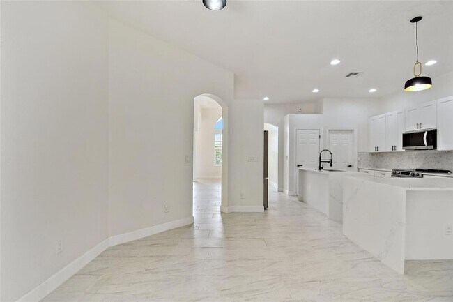 Building Photo - 13792 Long Lake Ln