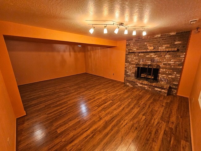 Building Photo - Three Bedroom Home with Spacious Yard