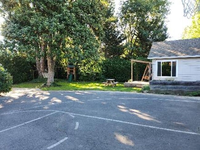 Building Photo - Spacious 3 Bedroom, 2 Bath Home on Private...