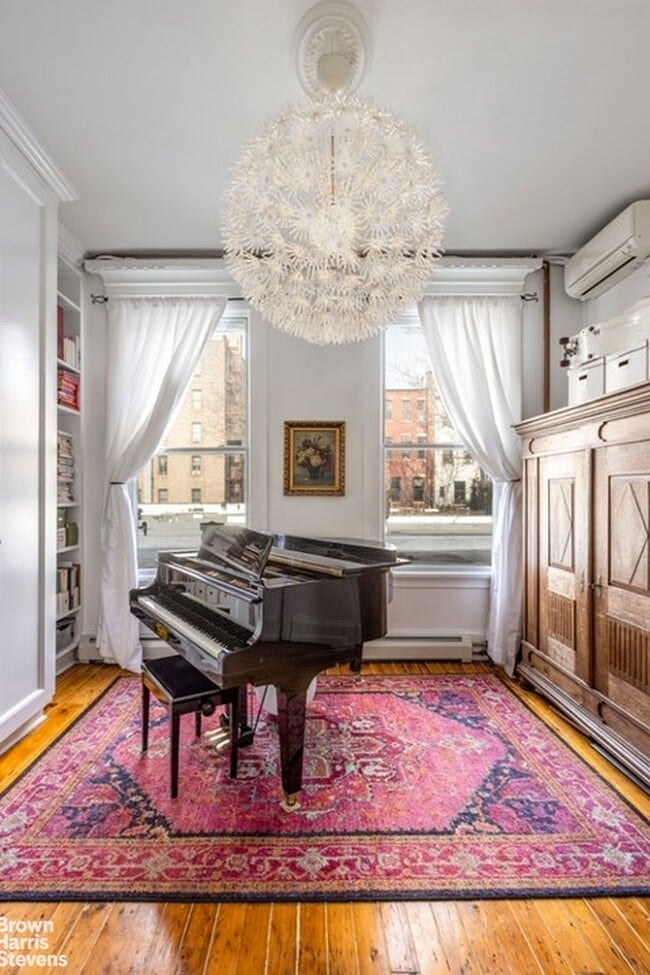 Building Photo - Townhouse Treasure