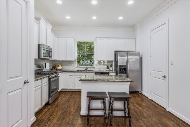 Building Photo - 8817 Lakeshore Bend Dr