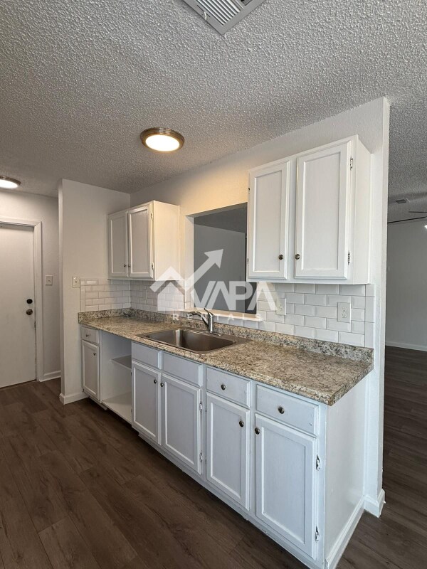 Building Photo - 826 Thrasher Dr