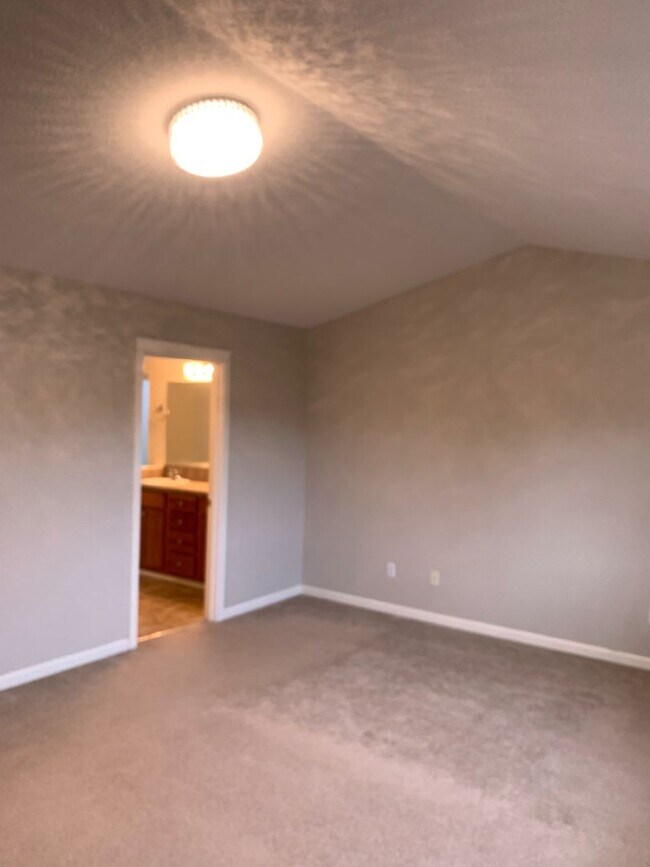 Building Photo - Charming 3-BR Felida Rental with Fenced Yard & Private Patio