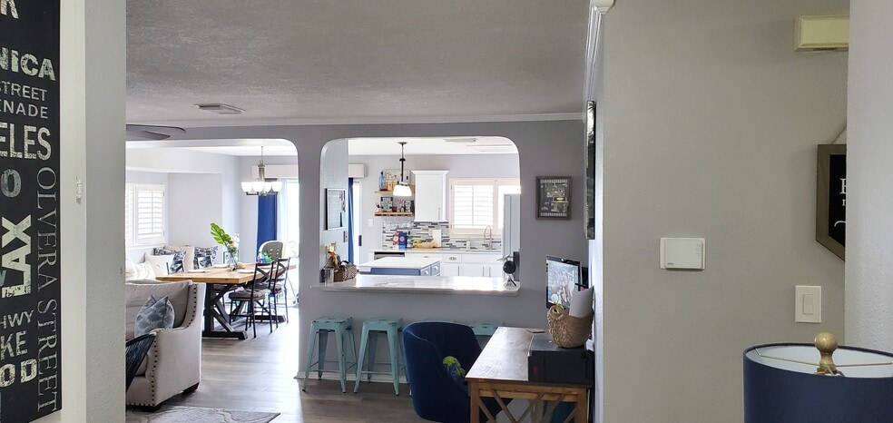 Peek through island - 7331 Cortland Crk