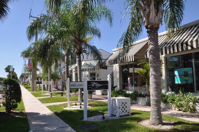 Building Photo - 611 Date Palm Rd