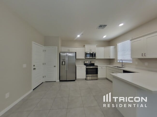 Building Photo - 4548 E Grandview St