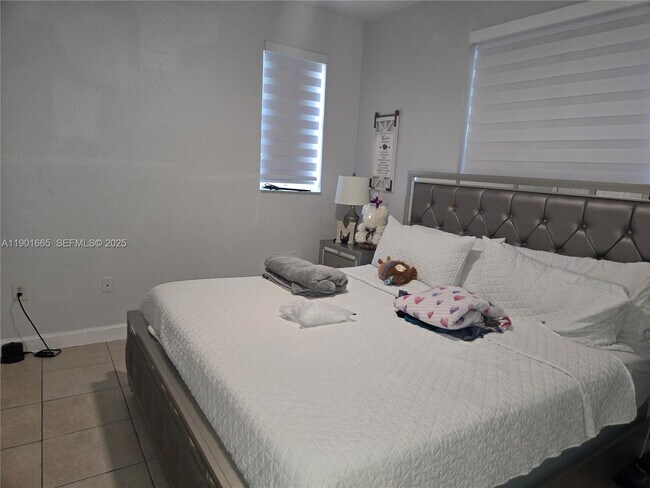 Building Photo - 2731 SE 17th Ave