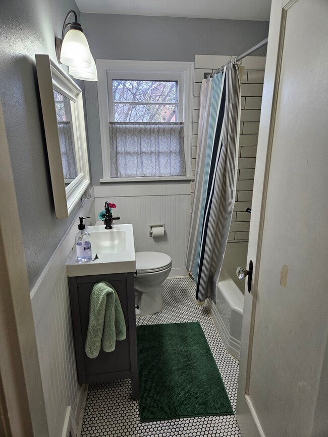 Building Photo - 611 W 32nd St