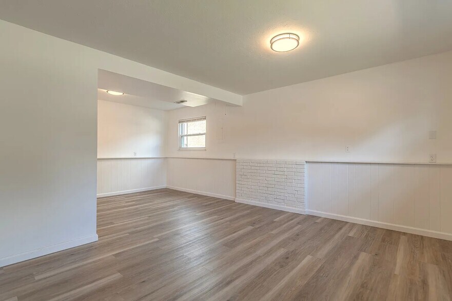 Building Photo - 1047 Alpine Ct