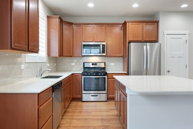 Building Photo - Community beach access! 4 bedrooms 2.5 baths.