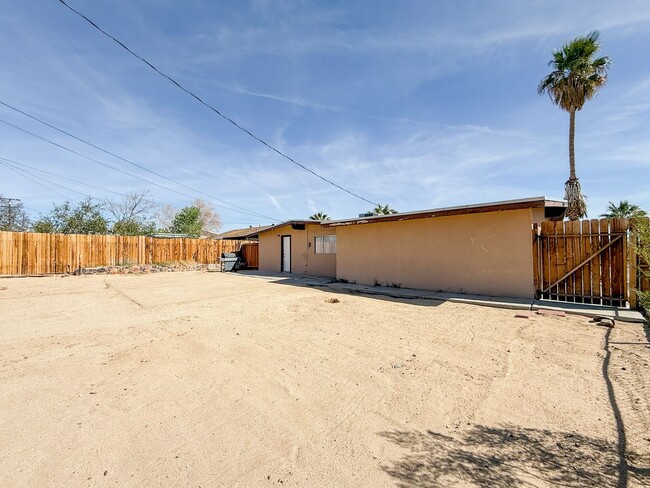 Building Photo - 29 Palms Home with Garage