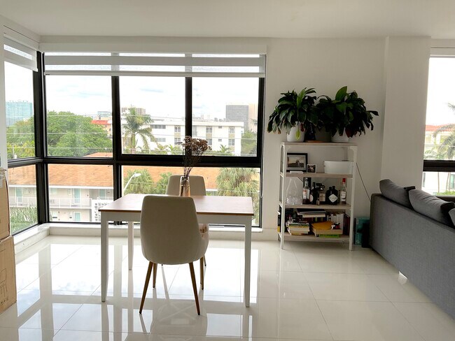 Building Photo - 9800 W Bay Harbor Dr