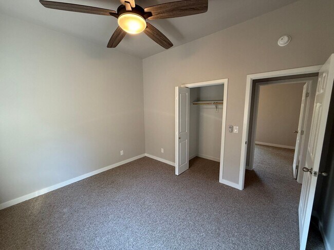 Building Photo - 1330-1334 SW 8th Ave Triplex/crema102-626