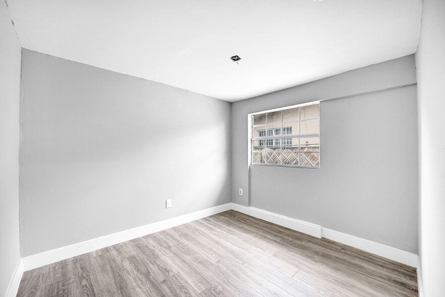 Building Photo - 643 NE 149th St