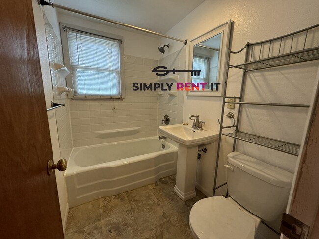 Building Photo - 4 Bedroom Near Campus with Hardwood Floors!