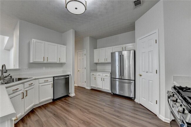 Building Photo - 6670 Island Pointe Dr