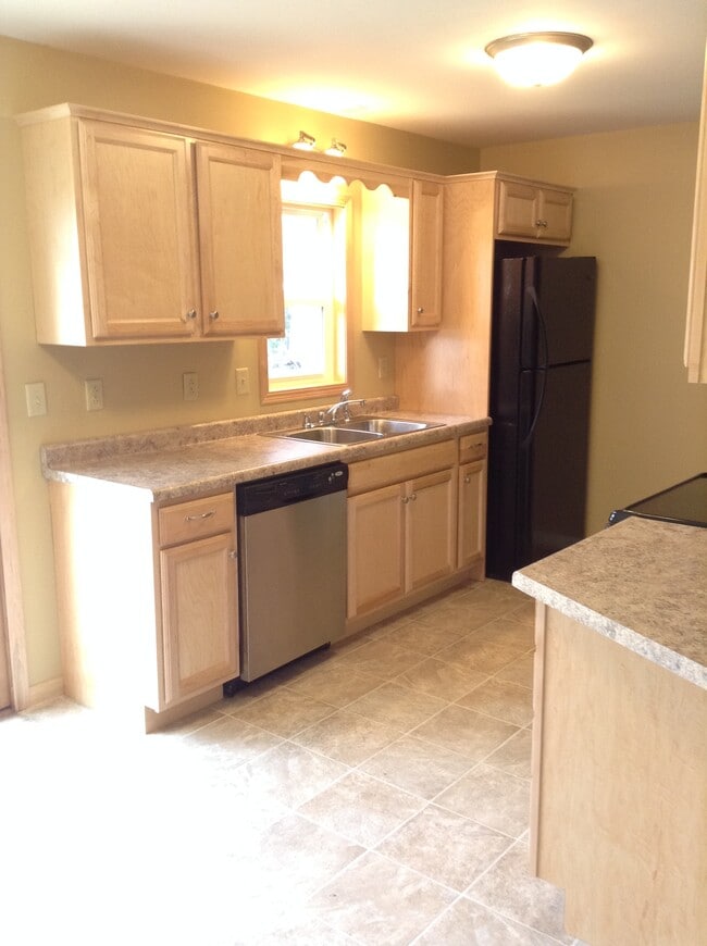 Building Photo - 1229 W Arrowhead Rd