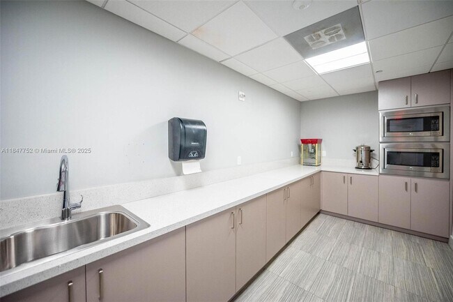 Building Photo - 3625 N Country Club Dr