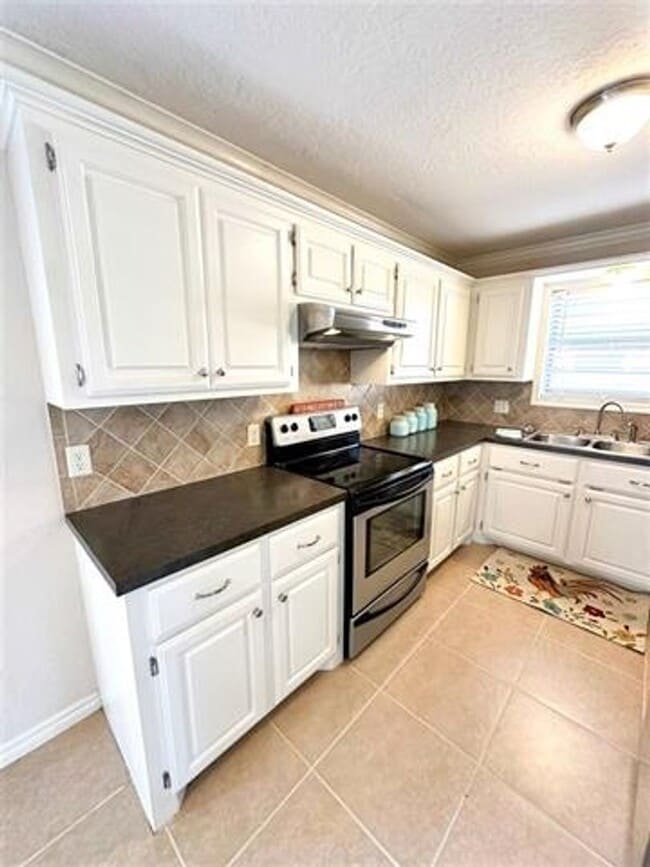 Building Photo - 4810 NW Hoover- AVAILABLE NOW!