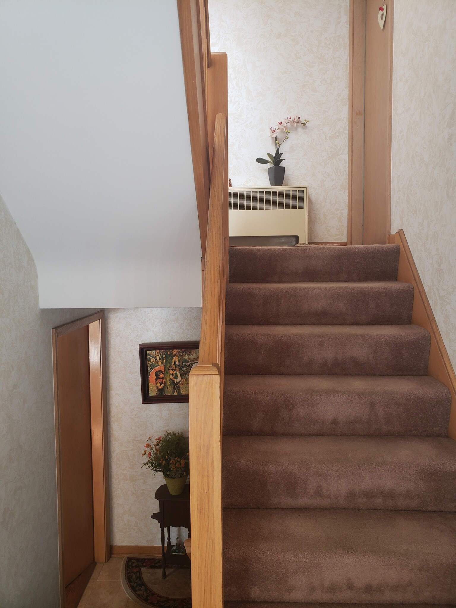 Front hallway - 6914 N Rosemary Ave