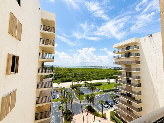 Building Photo - 10044 S Ocean Dr