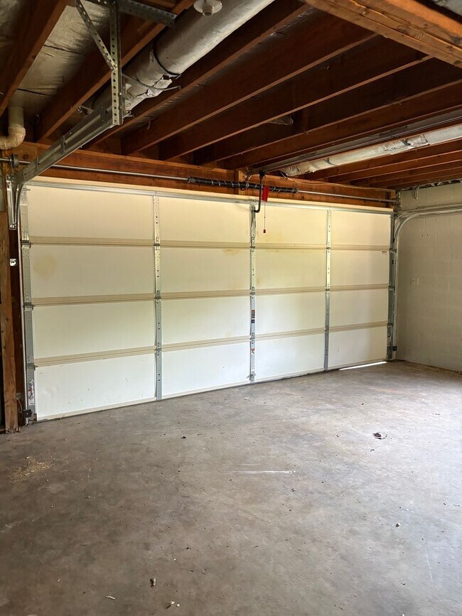Building Photo - 3 Bedroom 2.5 Bath House