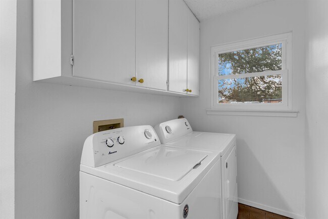 Building Photo - 400 Robin Ln