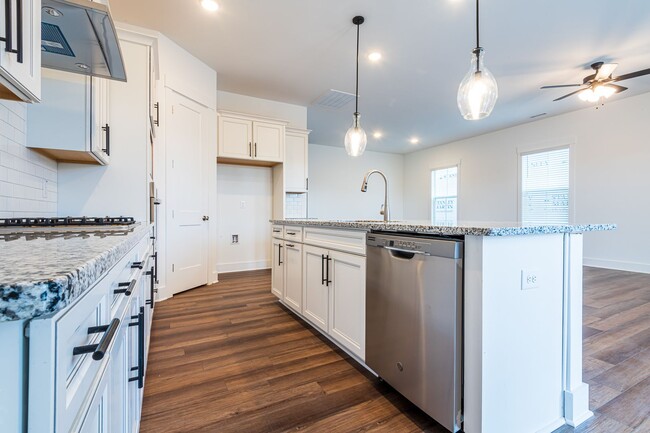 Building Photo - Gorgeous 4+ Bedroom Home in 12 Oaks
