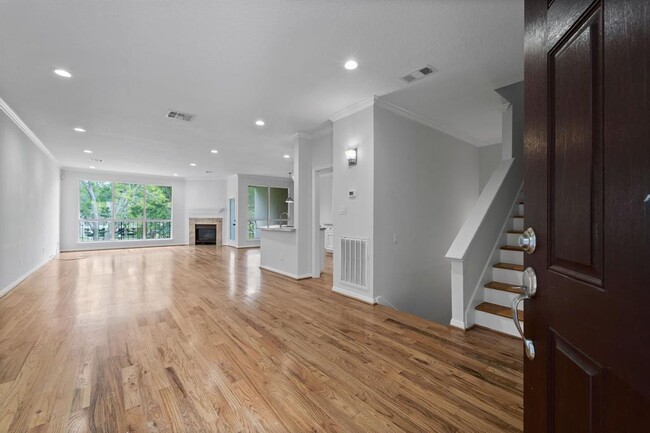 Building Photo - 309 Lakeside Ln
