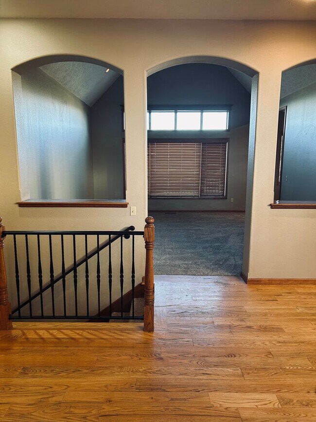 Building Photo - Gorgeous Home Located on Rivercut Golf Cou...