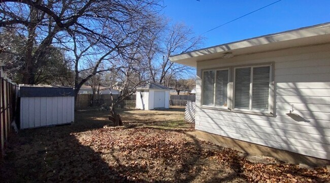 Building Photo - Arlington Heights Cottage