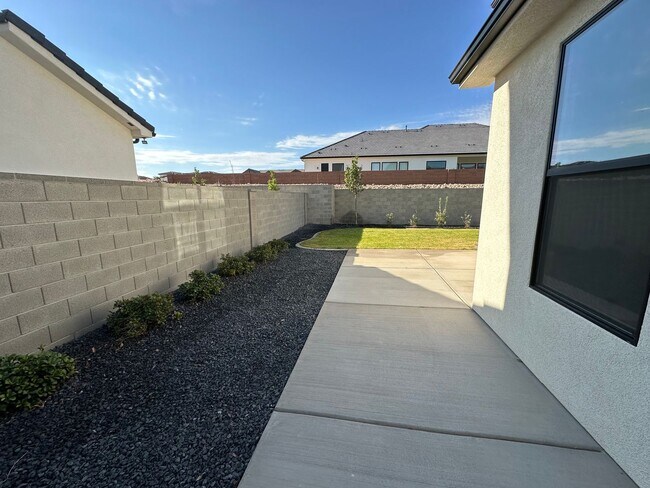Building Photo - Desert Horizon!! BEAUTIFUL BRAND NEW 4 bed...