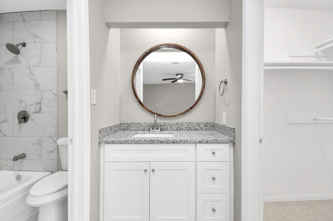 Building Photo - 14235 Bella Dr