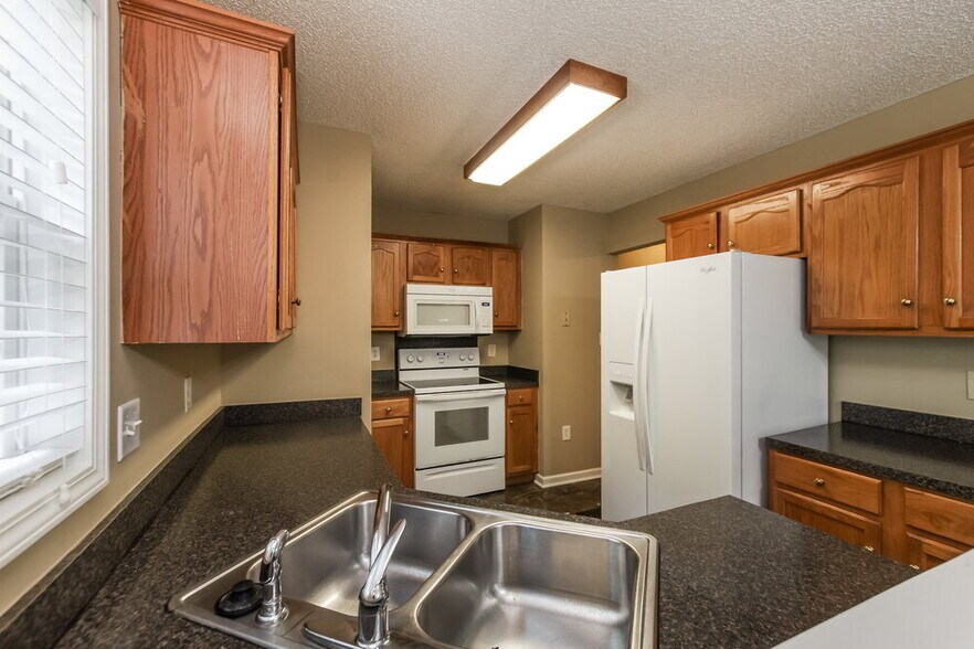 Building Photo - 2213 Brookline Ct