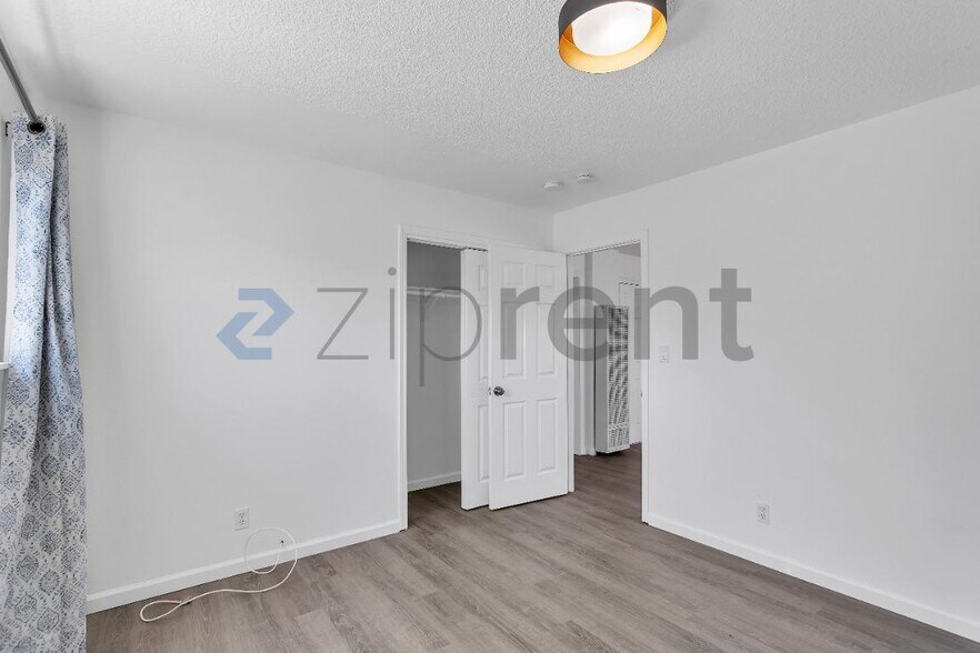 Building Photo - Unit