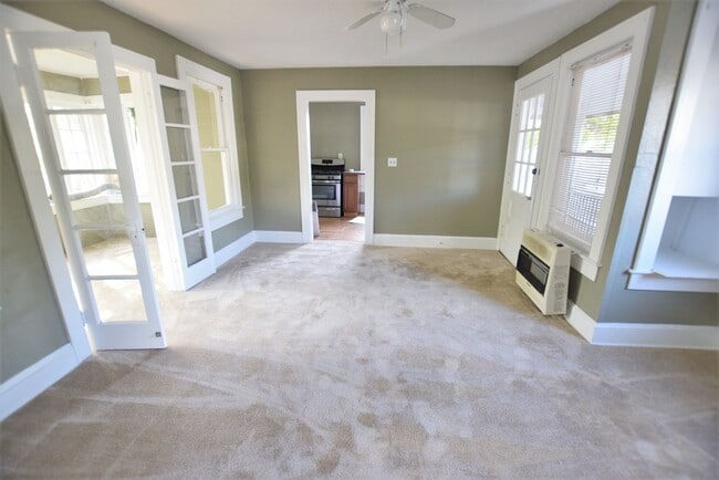 Building Photo - Bright Top-Floor 1 Bedroom in the Heart of...
