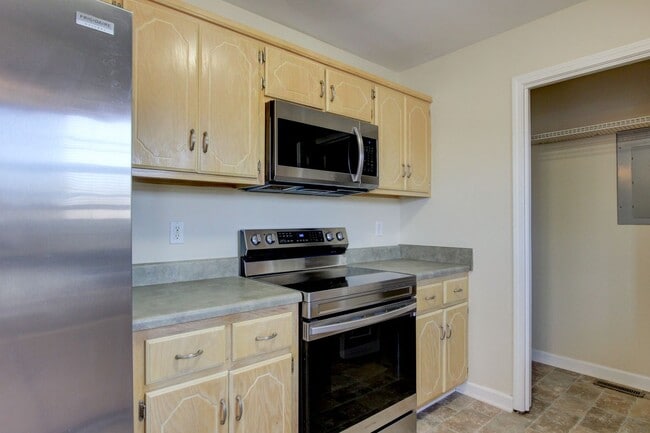 Building Photo - 3 bed 2 bath in the heart of St. B.  Fresh Paint.  Clean and Ready for You.