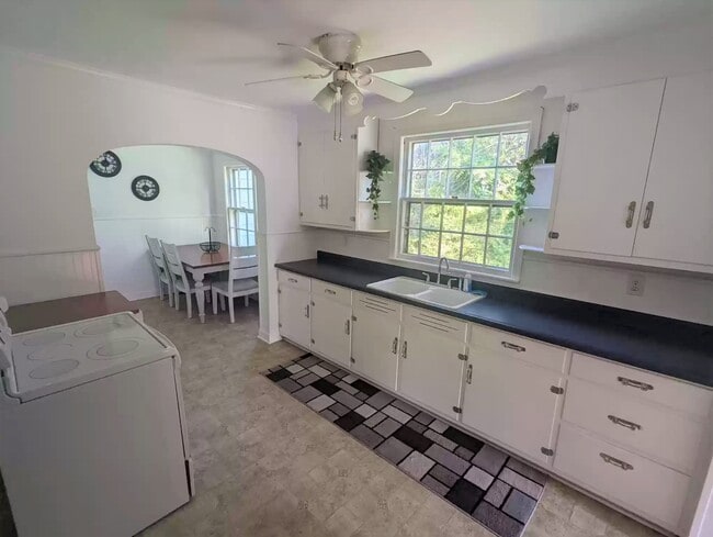 Large kitchen - 1404 29th St