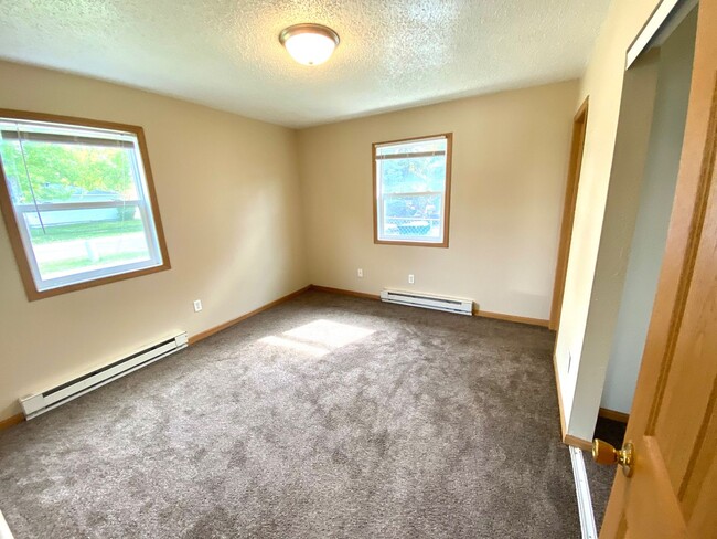 Building Photo - 3 Bedroom Duplex in North Fargo!