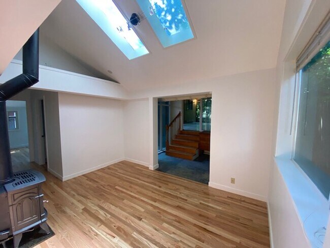 Building Photo - Maple Leaf, Two Bedroom, Woodsy Yard